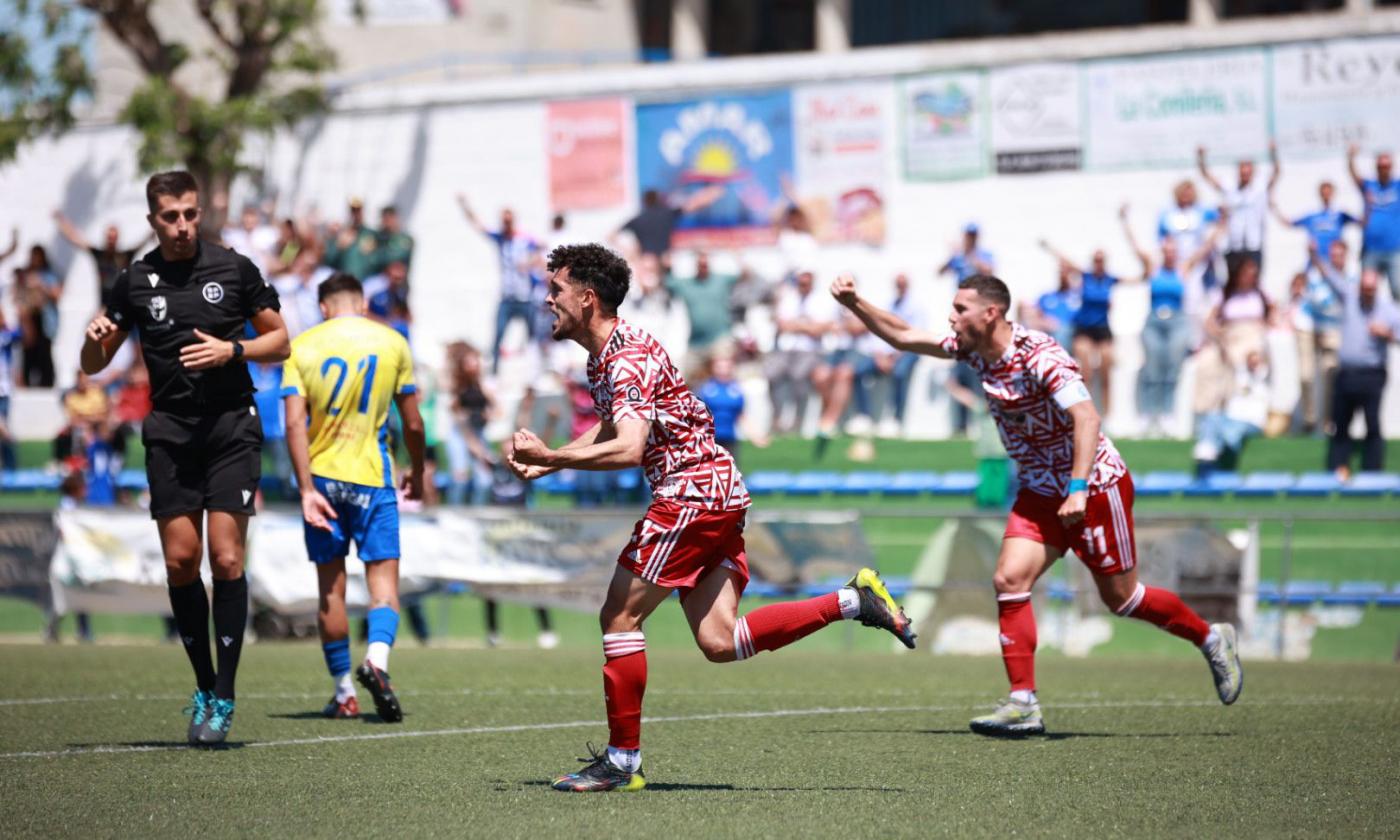 Iván Navarro celebra su gol en Conil. - Cristo García