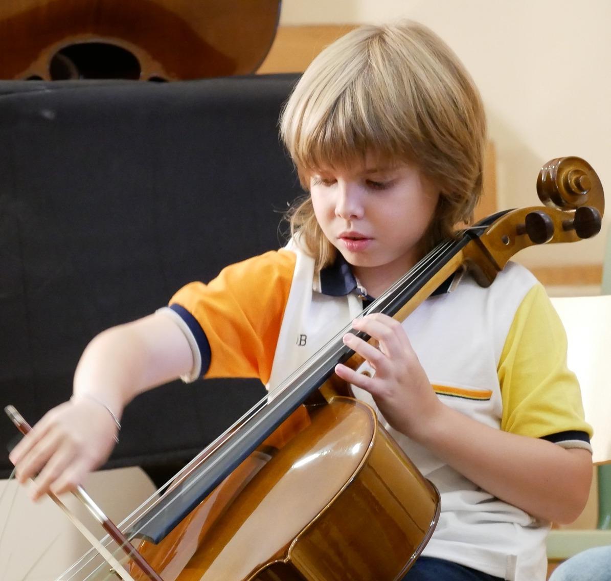 Rubén  Montes toca el violonchelo. 