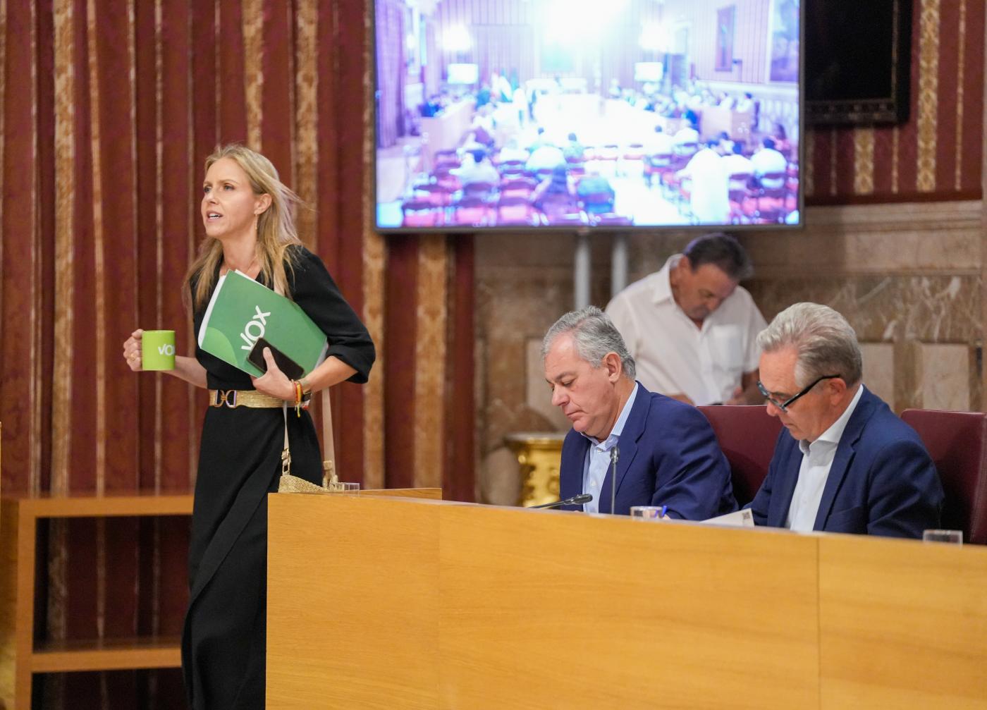 La portavoz de Vox llega al Pleno.