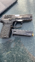 Detenida una pareja con un arma cargada y 40.000 € en efectivo ocultos en el coche