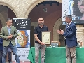 Javier Gilabert recibe el premio del XIII Certamen de Poesía 'Ángel García López' en Rota