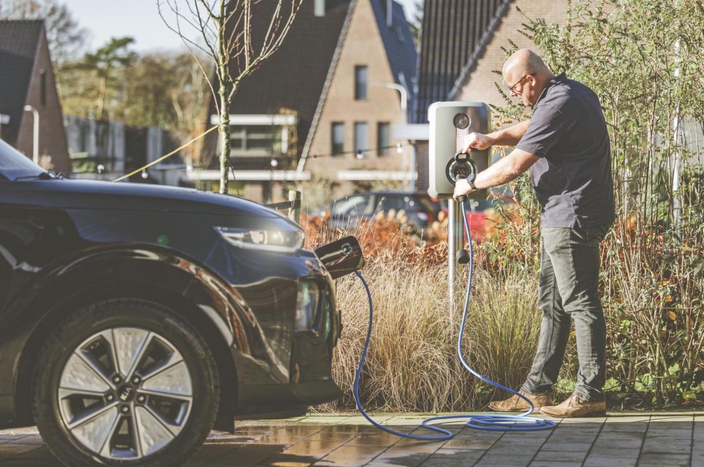 Guía práctica para elegir y utilizar cables de carga para coches.