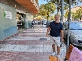 Un padre se encadena a la puerta de los juzgados de Marbella para pedir ver a sus 2 hijos